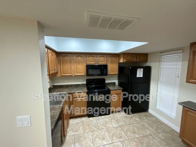 Building Photo - 815 E Grovers Ave