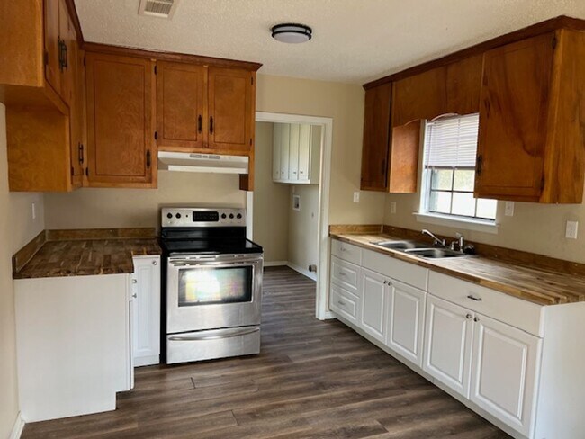 Foto del edificio - Brick home off Three Notch Road