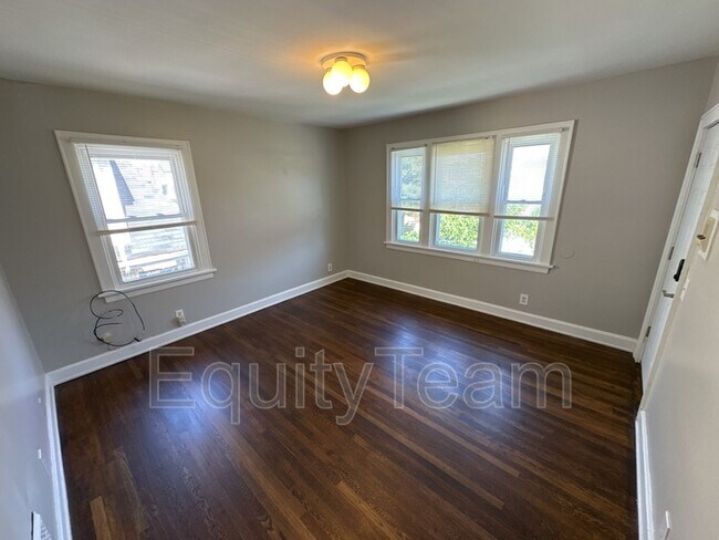 Building Photo - 3157 Parkview Ave