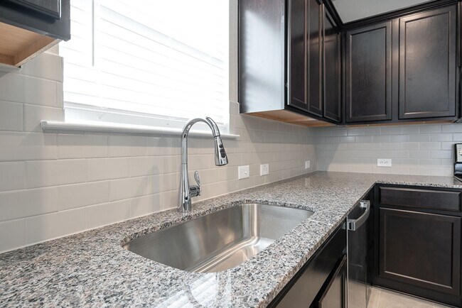 Building Photo - Stunning 4-Bedroom Home in Villages of Wes...