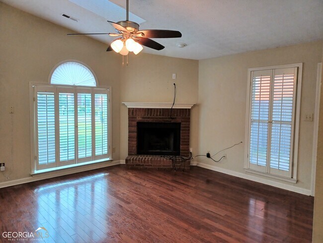 Building Photo - 140 Courtyard Ln