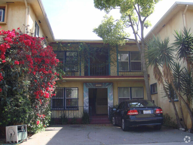 Nair Place Apartments for Rent with a Yard - West Hollywood, CA - 4 ...