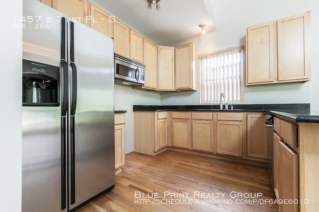 Building Photo - 3 bedroom 2 bath Condo with Vaulted Ceilings.