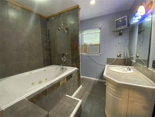 Jacuzzi - 22231 Prats Rd