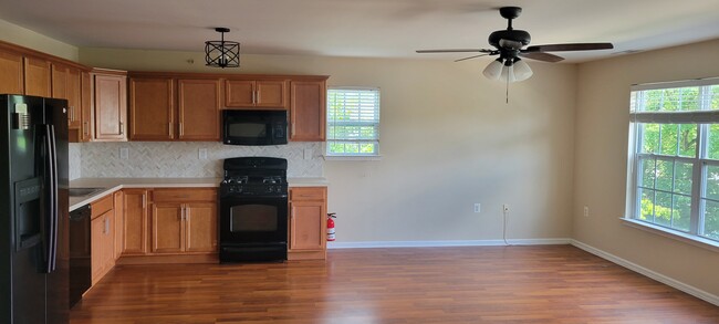 Building Photo - 802 Sunflower Way