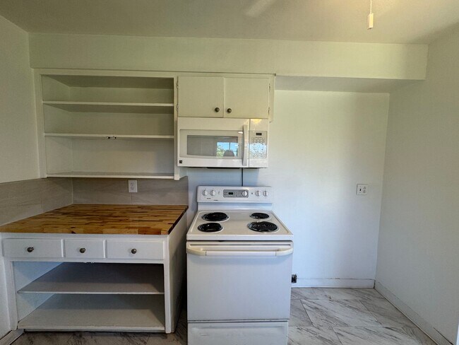Foto del edificio - 3 bed 1 bath with large back yard - ONE SM...