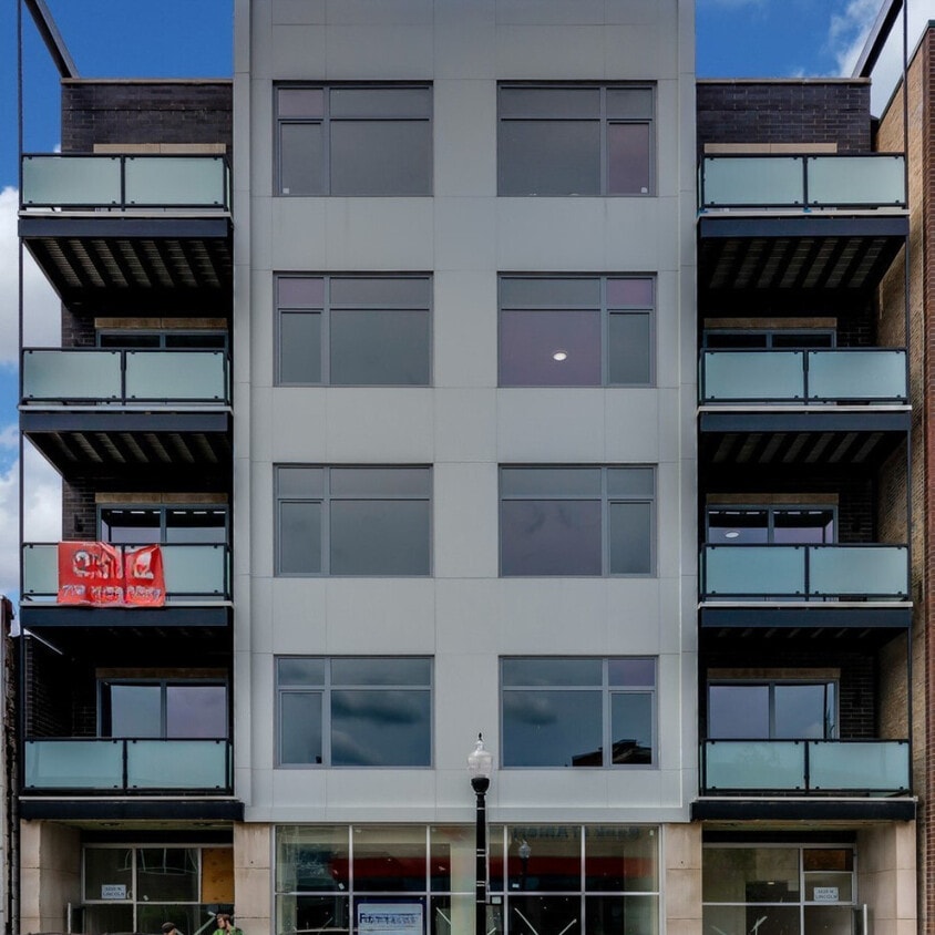 Primary Photo - 3220 N Lincoln Ave