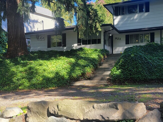 Building Photo - 923 SE Dowsett Ln