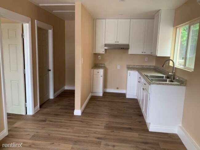 Building Photo - 1 br, 1 bath Apartment - 1045 W 73rd St