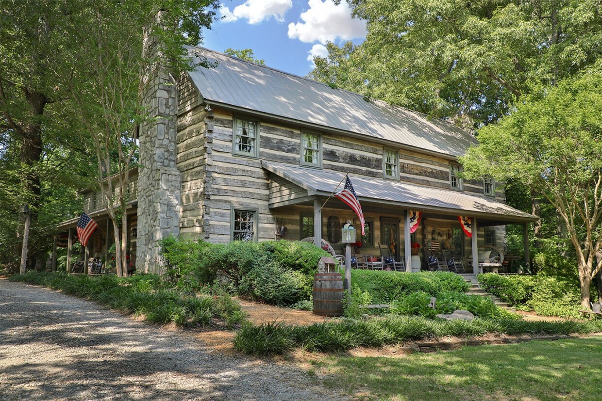 Primary Photo - Custom- Built, Log Home in Martin, TN! (NI...