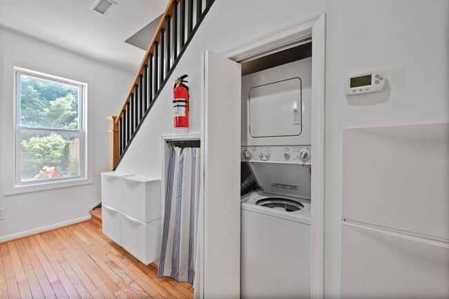 Building Photo - Available Now! 2 Bed 1.5 Bath Between Navy...