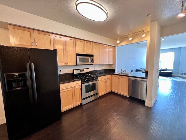 Building Photo - Modern and stylish 2/2.5 townhome w/ washe...