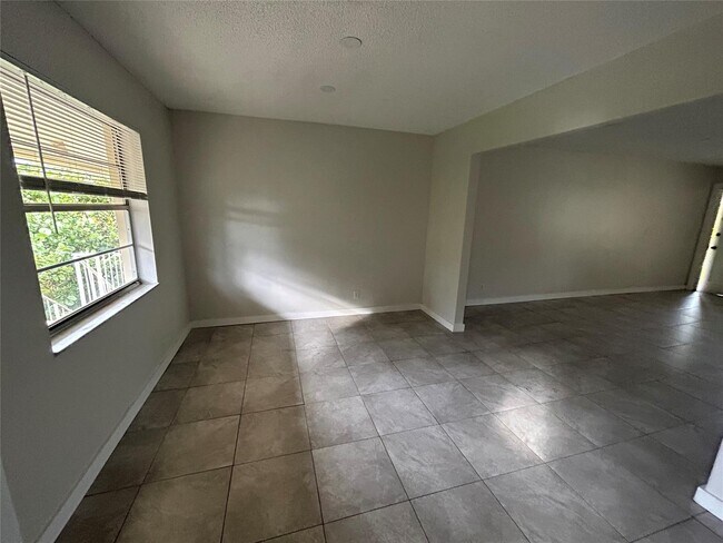 Foto del edificio - 3890 Woodside Dr