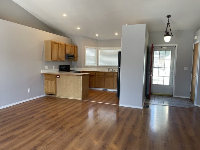Building Photo - 880 Aspen Pl