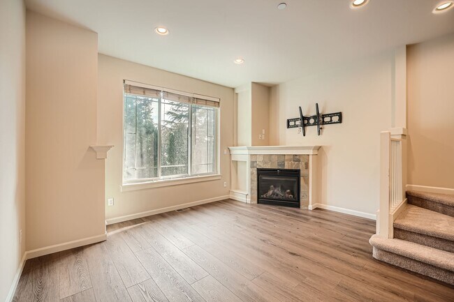 Foto del edificio - Charming three-level Townhome available for immediate move in.