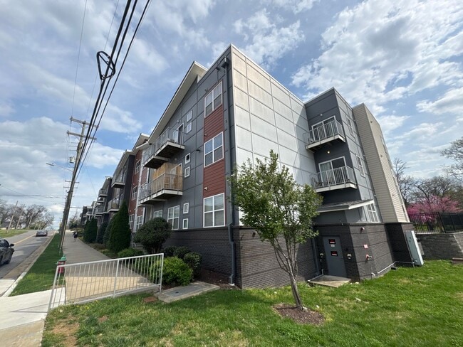 Building Photo - Modern Ground-Floor Condo in Gated Communi...