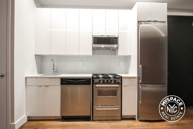 Foto del edificio - 58-25 Myrtle Ave