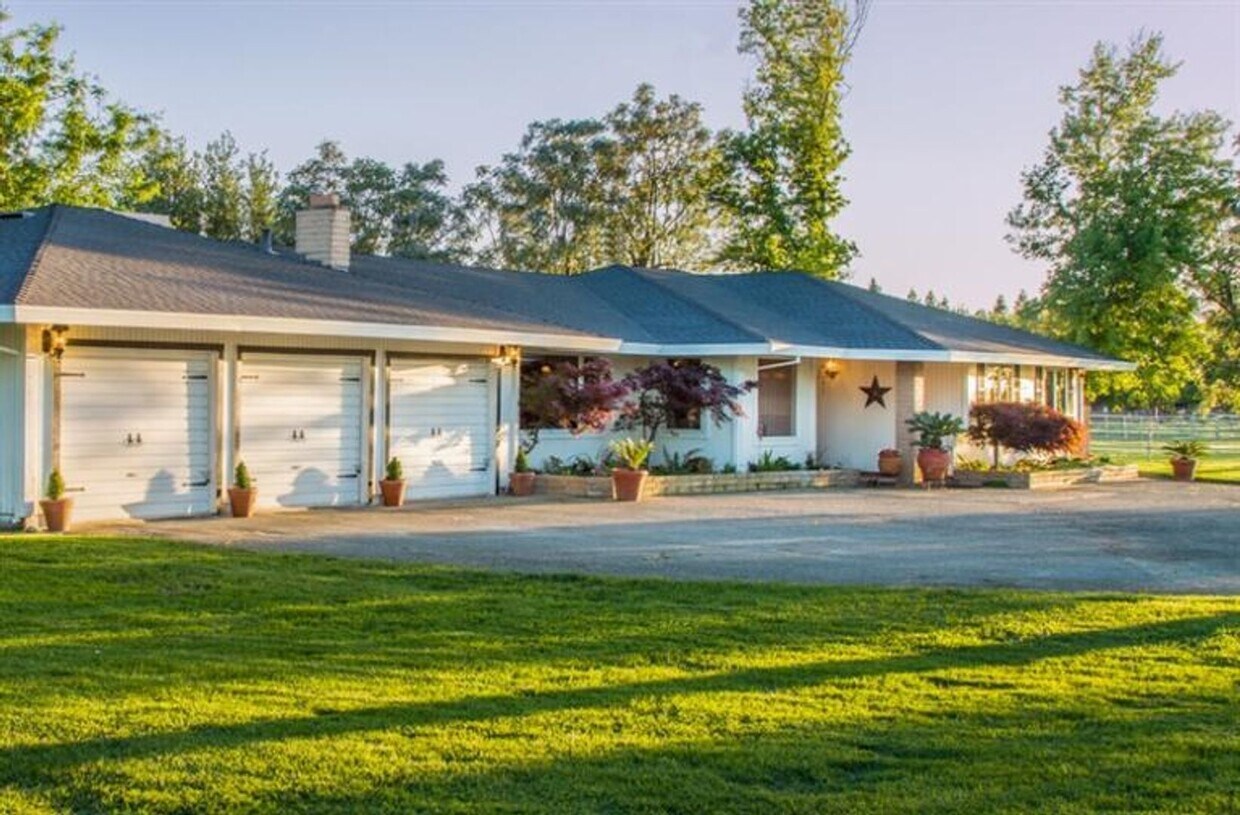 Foto principal - 3 bed 2 ba ranchette in country on 7 acres