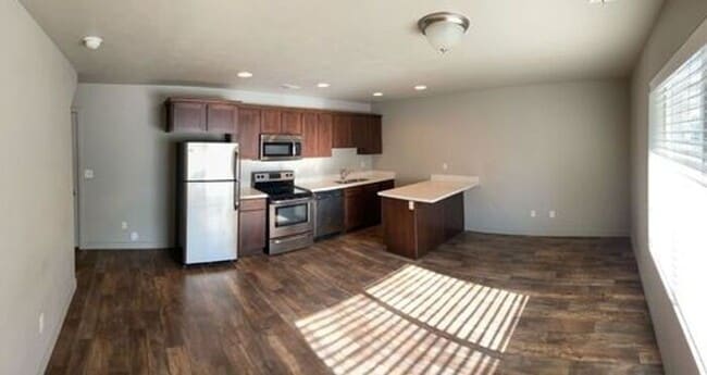 Building Photo - Charming Vineyard 2 Story Townhome w/ 2 Ca...