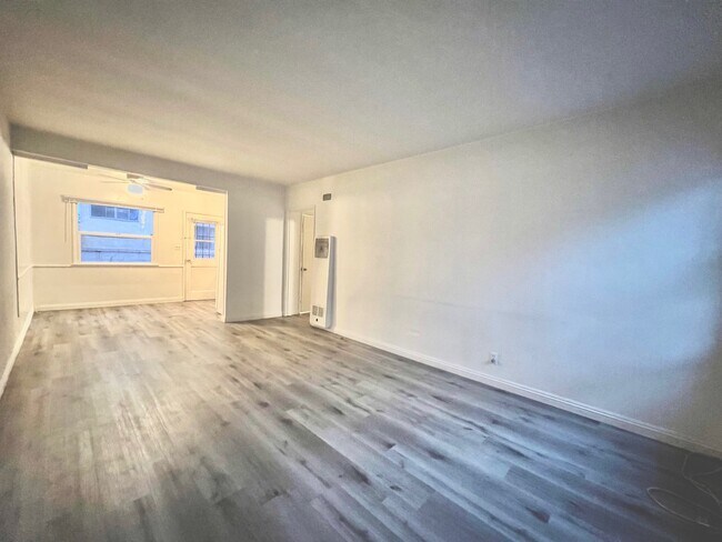 Building Photo - 14122 Delano St