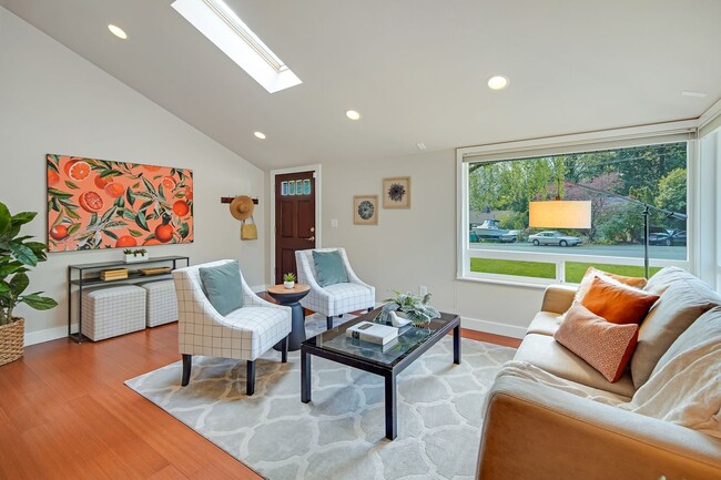 Foto del edificio - Nice 2 beds house in Maple Leaf within add...