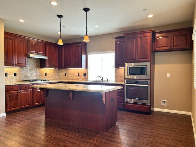 Building Photo - Please Contact Vaughn Realty to set up an ...