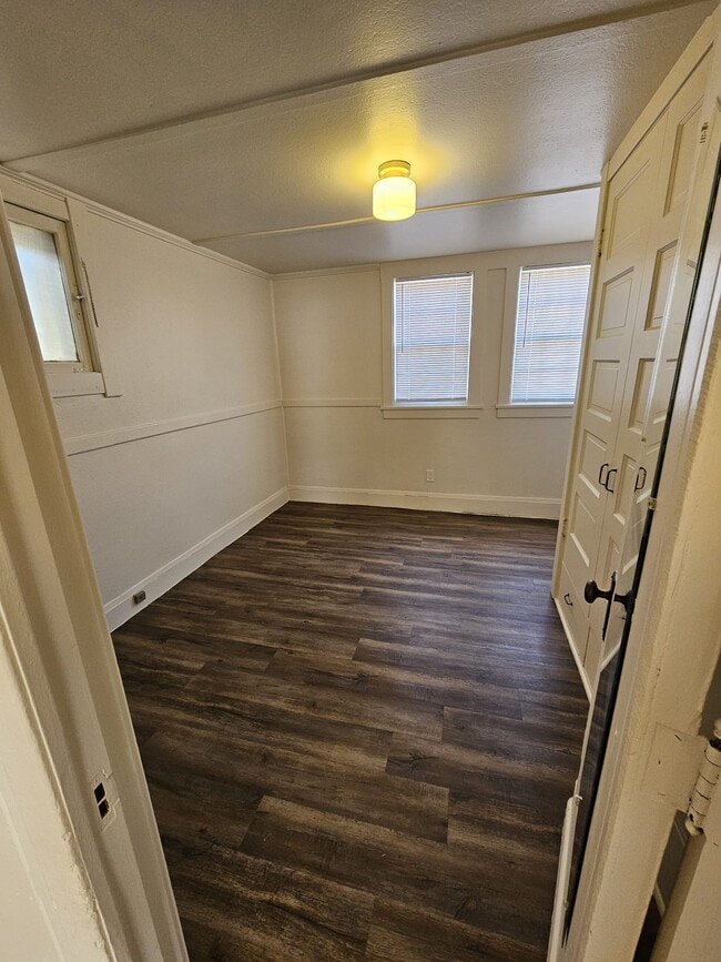 Building Photo - 518 Columbus St