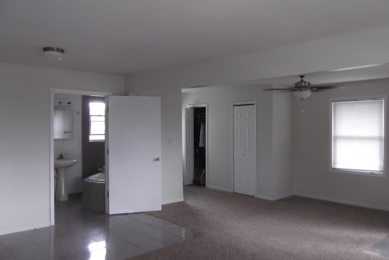 Foto principal - 9435 Kennedy Ave
