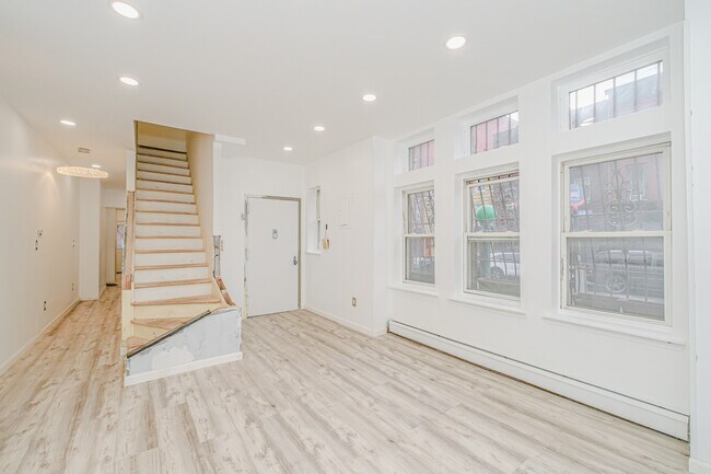 Foto del edificio - 384 Lafayette Ave