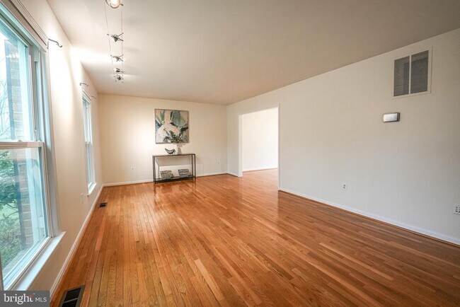 Building Photo - 4230 Avon Dr