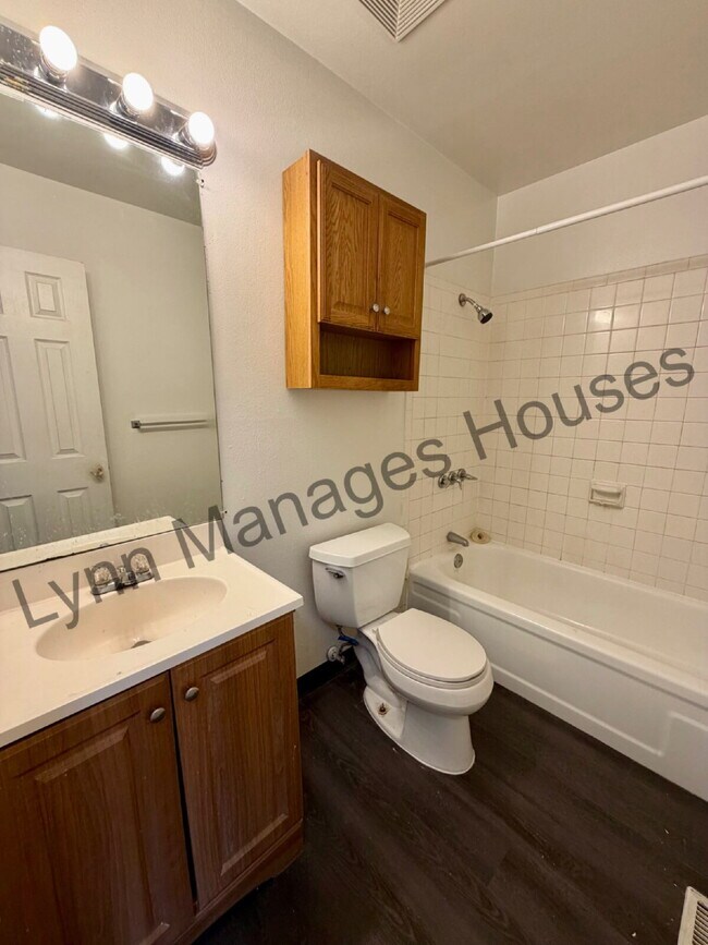Foto del edificio - Main Level Three Bedroom Now Ready!