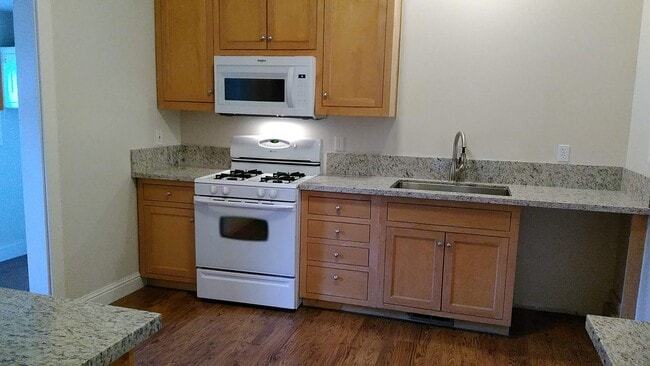 Building Photo - 644 Cowles Ave