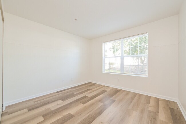 Foto del edificio - Spacious 3BR/2BA Ground-Level Condo in Lit...