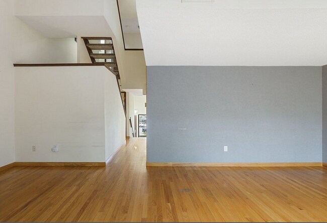 Building Photo - Well Maintained Condo For Lease in Sought ...