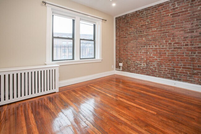 Photo - 1111 Boylston St House