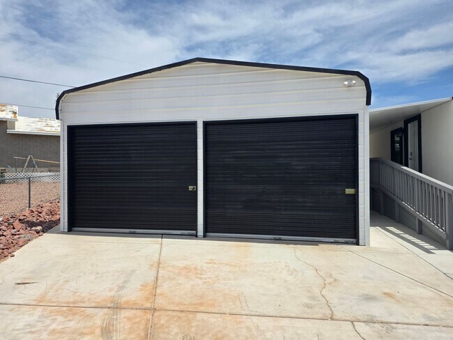 Foto del edificio - Beautifully Remodeled 2bed/2bath Manufactured Home with HUGE METAL GARAGE!