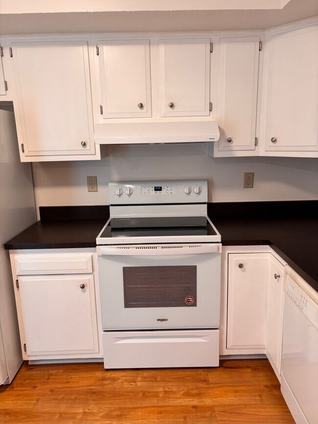 Building Photo - Near Medical Center - 2 Bedroom, 1.5 Bath Townhouse - Available Now!