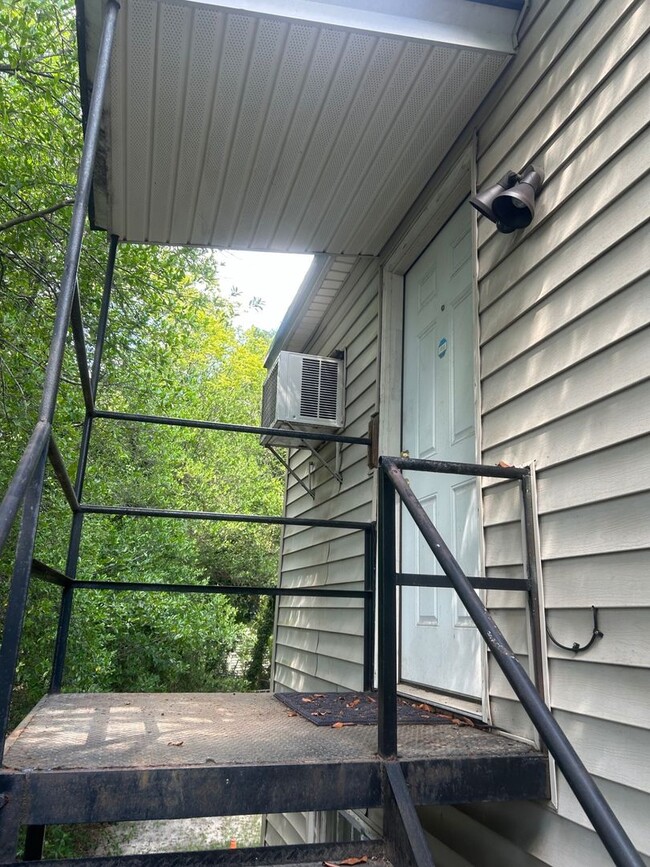 Building Photo - 2015 Holt Dr