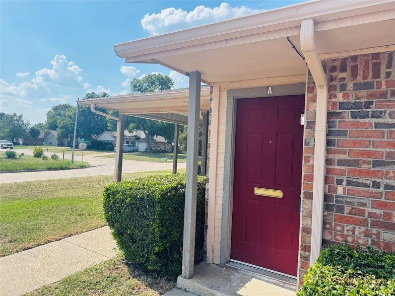 Primary Photo - 1320 Bluffview Dr