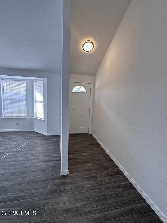 Foto del edificio - 5884 Doniphan Dr