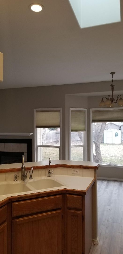 Foto del edificio - 4 bed, 2 bath, 3 car garage with large yar...