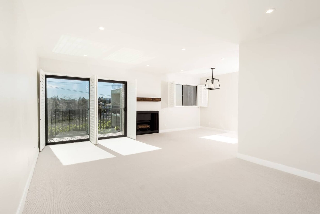 Open Concept Living / Dining Room - 2929 Waverly Dr