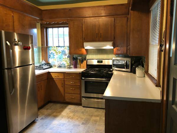 Encantadora cocina vintage con electrodomésticos nuevos, incluido lavavajillas. - 1822 DuPont Ave N