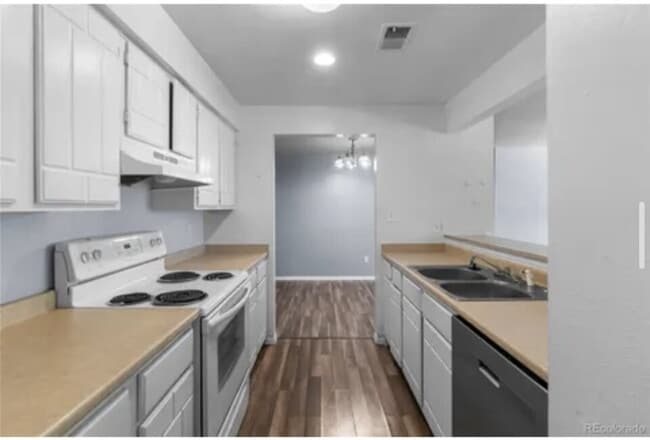 Building Photo - "Spacious 3-Bed, 3-Bath Condo in Aurora's ...