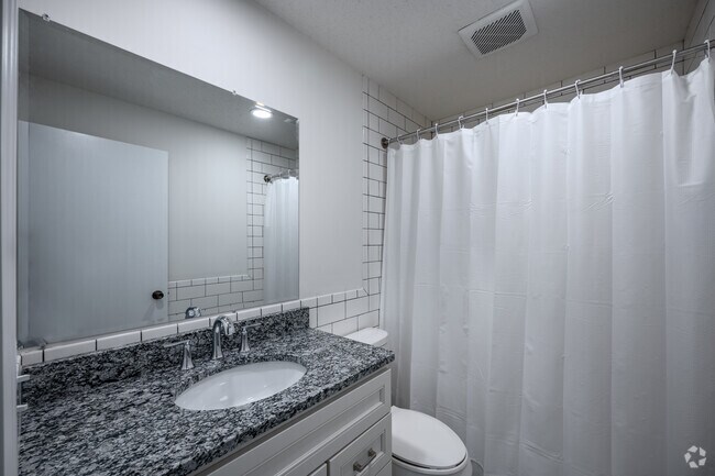 2HAB, 2BA - 825 ft² - Baño - Pineview Apartments - White Bear Lake