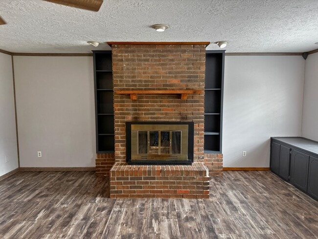 Building Photo - Charming 3 Bed, 1.5 Bath Home In Universit...