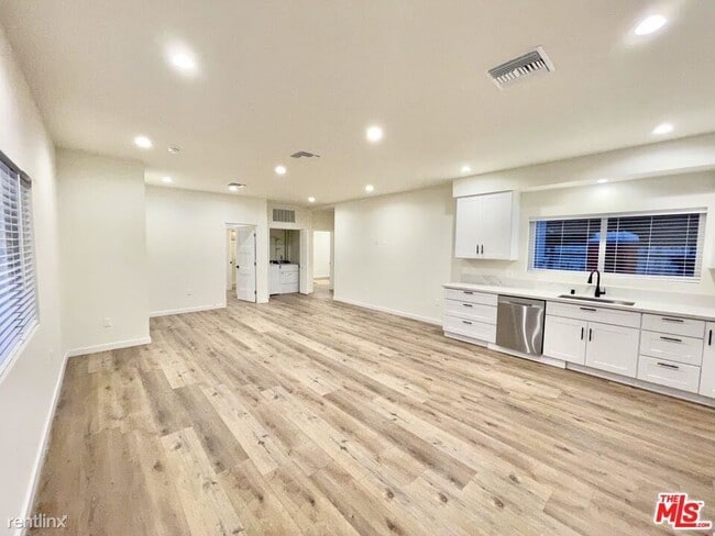 Building Photo - 3 br, 2 bath House - 18060 W Hatteras Street