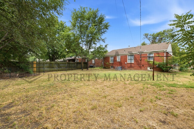 Building Photo - 374 N Hillcrest St