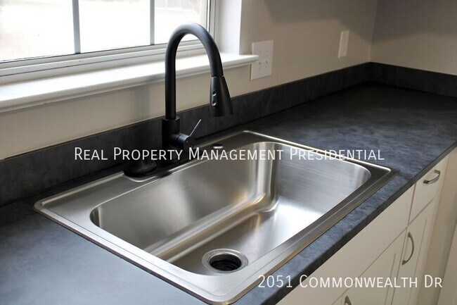 Foto del edificio - 2051 Commonwealth Dr