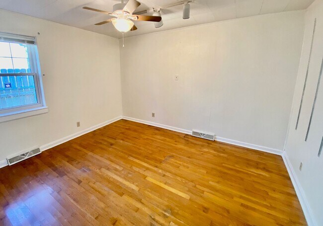 Building Photo - 3 Bedroom House Minutes Away From Downtown!